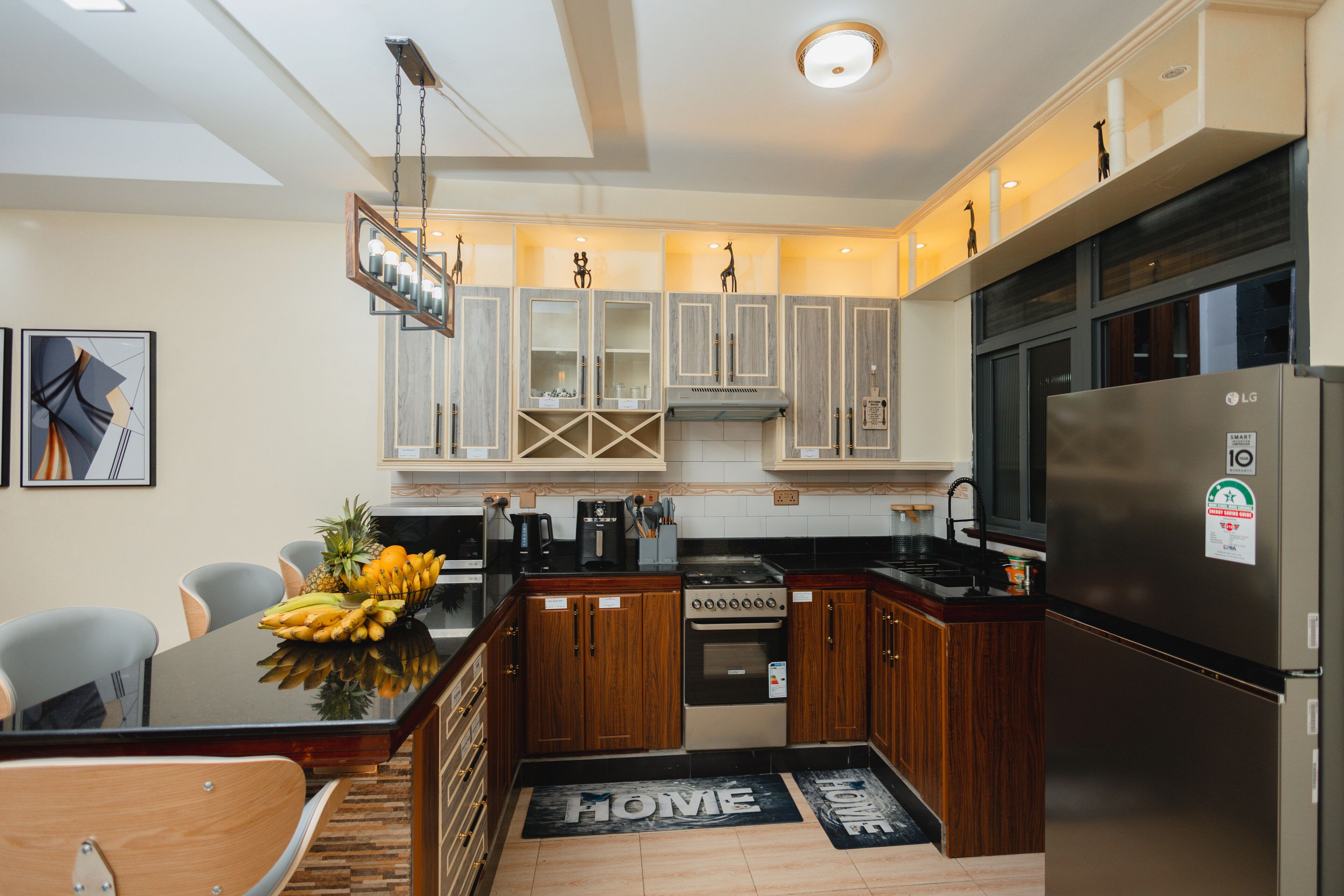 Kylskåp, mikrovågsugn, ugn och vattenkokare