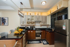 Kylskåp, mikrovågsugn, ugn och vattenkokare