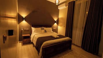 2 bedrooms, desk, iron/ironing board, WiFi