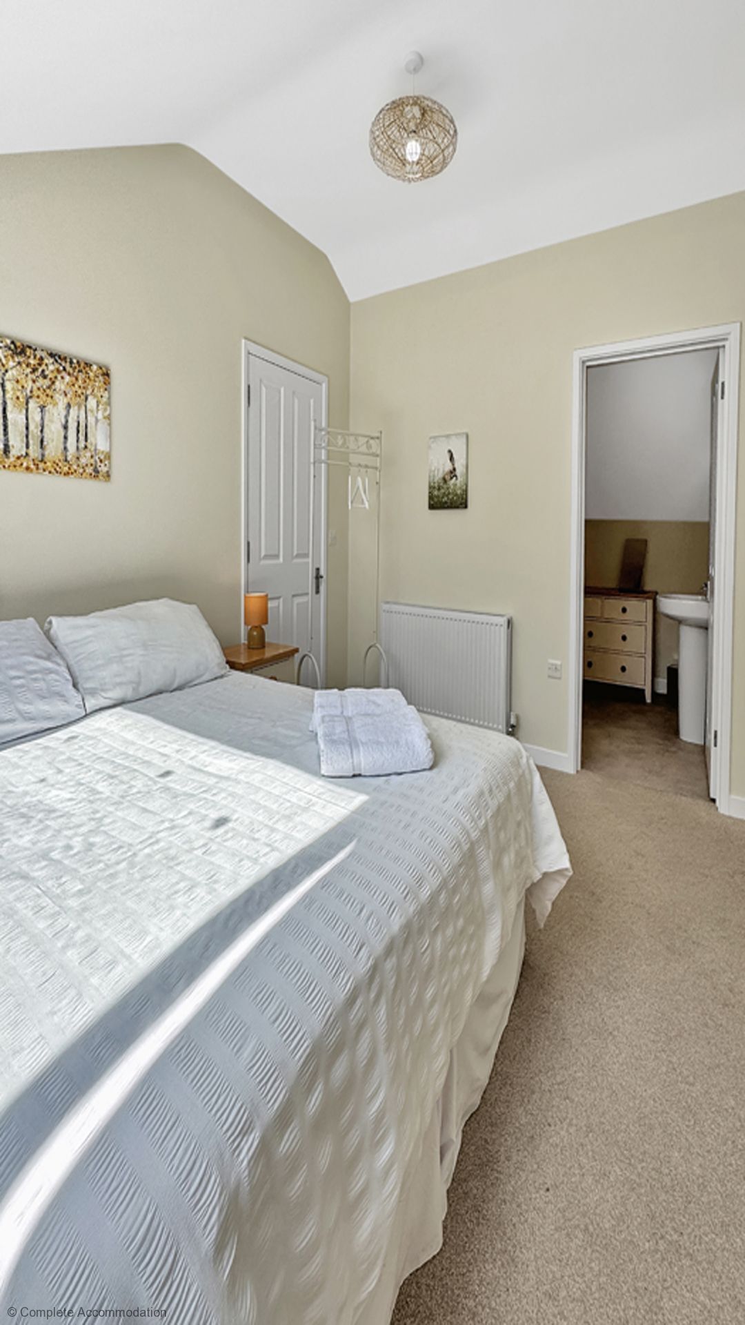 1 chambre, fer et planche à repasser, lit de bébé portatif