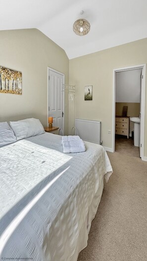 1 bedroom, iron/ironing board, travel crib, free WiFi - Goldridge - a cottage that sleeps 4 guests in 1 bedroom (Alton)