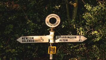 Un panneau indicateur indiquant les directions, les destinations et les distances.