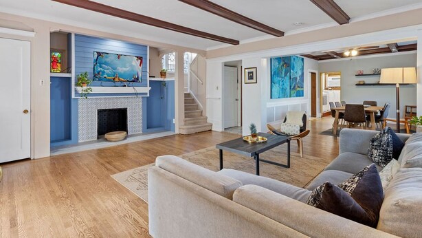 Living area - 1 Block to AC Beach - 8br/5ba Historic & Modern (Atlantic City)