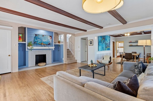 1 Block to AC Beach - 8br/5ba Historic & Modern