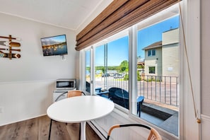 Standaard kamer, gedeeltelijk uitzicht op meer | Gratis wifi, beddengoed