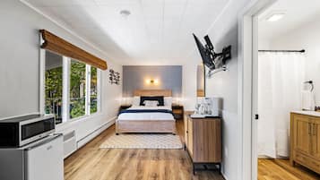 Standard Room, 1 Queen Bed, Balcony | Free WiFi, bed sheets