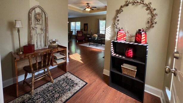 A hallway with a wooden bench, a mirror, a rug, and a decorative wreath on the wall. - BestStays@Bayou-Chic -work crews love us. Fenced with WIFI (Baton Rouge)