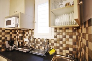 Apartamento | Cozinha privada | Micro-ondas, talheres/pratos/utensílios de cozinha