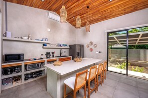 Refrigerador, microondas, placa de cocina, lavavajillas