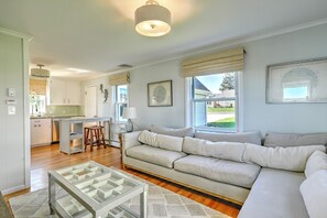 Smart TV - Spectacular water views of Beaver Tail and Jamestown Bridge  (Narragansett)