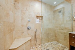 Dusche, Haartrockner, Handtücher, Seife