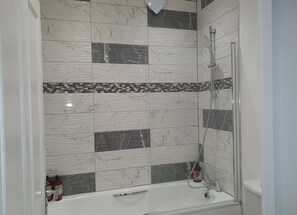 Hair dryer, towels, soap, shampoo - Property located in Brighton city centre, in close proximity to main attractions (Brighton and Hove)