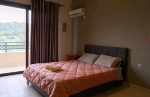 5 間睡房、房內夾萬、書桌、熨斗/熨衫板