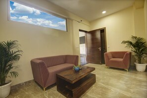 TV - Limewood Stay Gold-ARTEMIS & Golf Course (Gurugram)