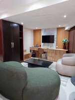 华丽客房 | 客房内保险箱、办公桌、隔音、熨斗/熨衣板