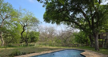 Medina River & Pool Hüs - Historic Tiny Cottage - River, Creek, Pool & Patio