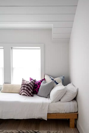 4 bedrooms, travel cot, free WiFi, bed sheets - The Shore House,  steps to the ocean meet crisp clean beach side retreat! (Hull)