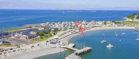 靠近海滩、沙滩椅、沙滩毛巾