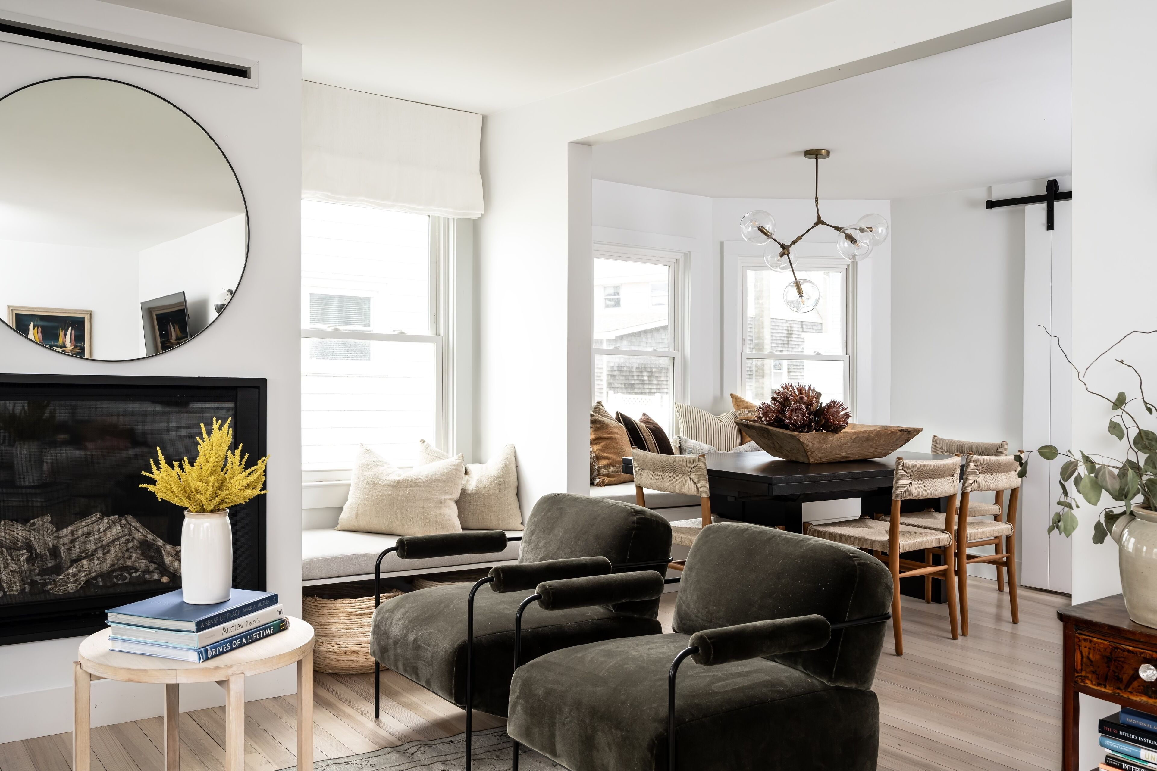 Een smart-tv, een open haard en boeken