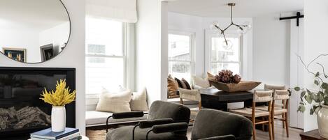 Smart-TV, Kamin, Bücher