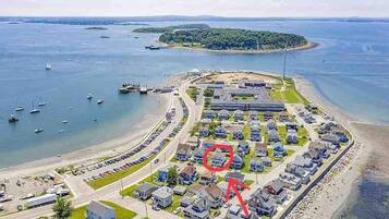 Plage à proximité, chaises longues, serviettes de plage