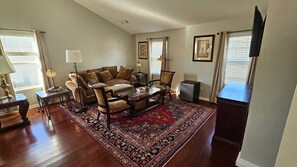 Smart TV - Well-furnished house with modern appliances, apartment-size master bedroom (Snellville)