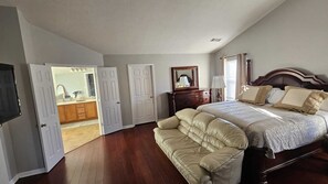 4 bedrooms, iron/ironing board, WiFi, bed sheets - Well-furnished house with modern appliances, apartment-size master bedroom (Snellville)