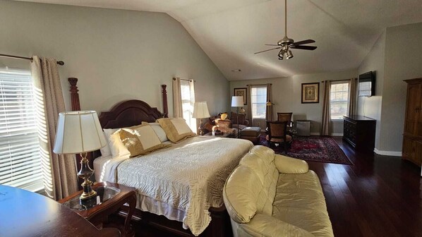 4 bedrooms, iron/ironing board, WiFi, bed sheets