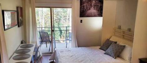 1 dormitorio, escritorio, tabla de planchar con plancha y wifi