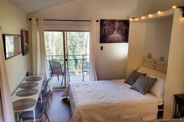 1 bedroom, desk, iron/ironing board, WiFi