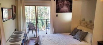 Top-floor w/ view, Walk to Sanford Stadium