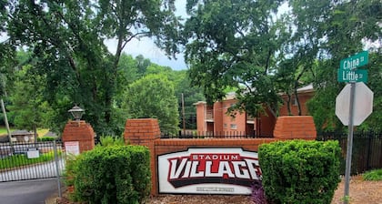 Top-floor w/ view, Walk to Sanford Stadium