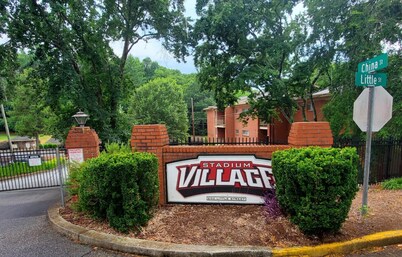 Top-floor w/ view, Walk to Sanford Stadium