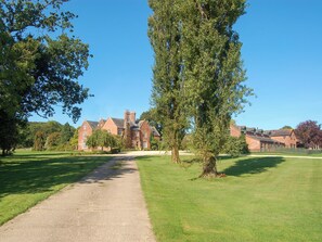 Property grounds - 4 bedroom accommodation in Bettiscombe, near Lyme Regis (Bettiscombe, near Lyme Regis)