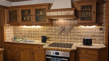 Geladeira, micro-ondas, fogĂŁo, cooktop