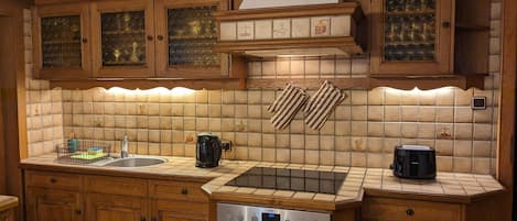 Frigorifero, microonde, forno, piano cottura