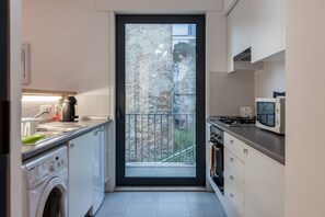 Fridge, microwave, oven, coffee/tea maker - FLH Martim Moniz Artistic Flat (Lisbon)