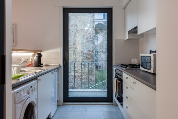 Fridge, microwave, oven, coffee/tea maker