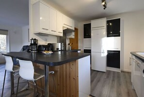 Geladeira, micro-ondas, fogão, lava-louças