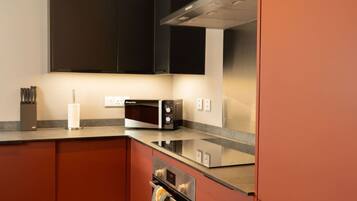 Kühlschrank, Mikrowelle, Ofen, Geschirrspüler