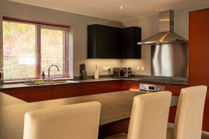 冷蔵庫、電子レンジ、オーブン、食器洗い機