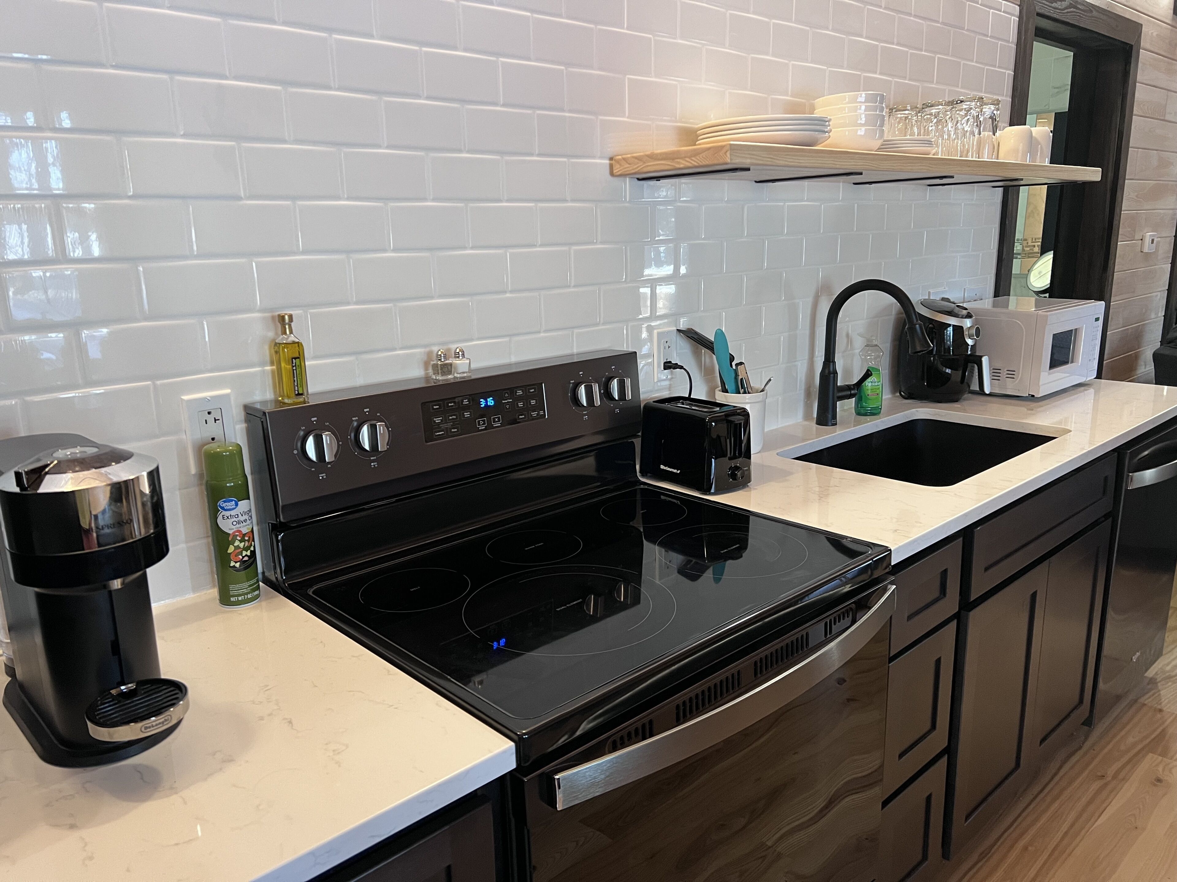 Refrigerador, microondas, horno y parrilla de estufa 