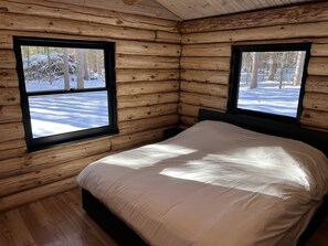 2 bedrooms, in-room safe, free WiFi, bed sheets - Luxury Cabin, 800+ feet frontage, 733 acre Lake, Hot tub, Pontoon, Fireplace .  (Winter, Wisconsin)
