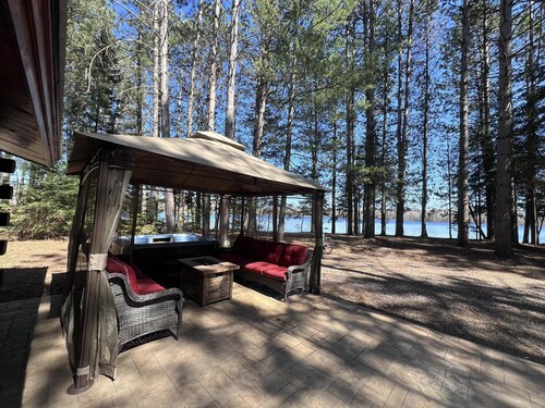 Luxury Cabin, 800+ feet frontage, 733 acre Lake, Hot tub, Pontoon, Fireplace . 