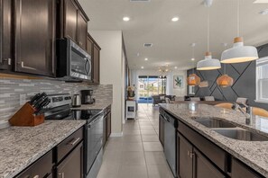 Fridge, microwave, oven, stovetop - 6 Bedrooms/ 4.5 Bathrooms/Windsor Island (4063 LA) (Davenport)