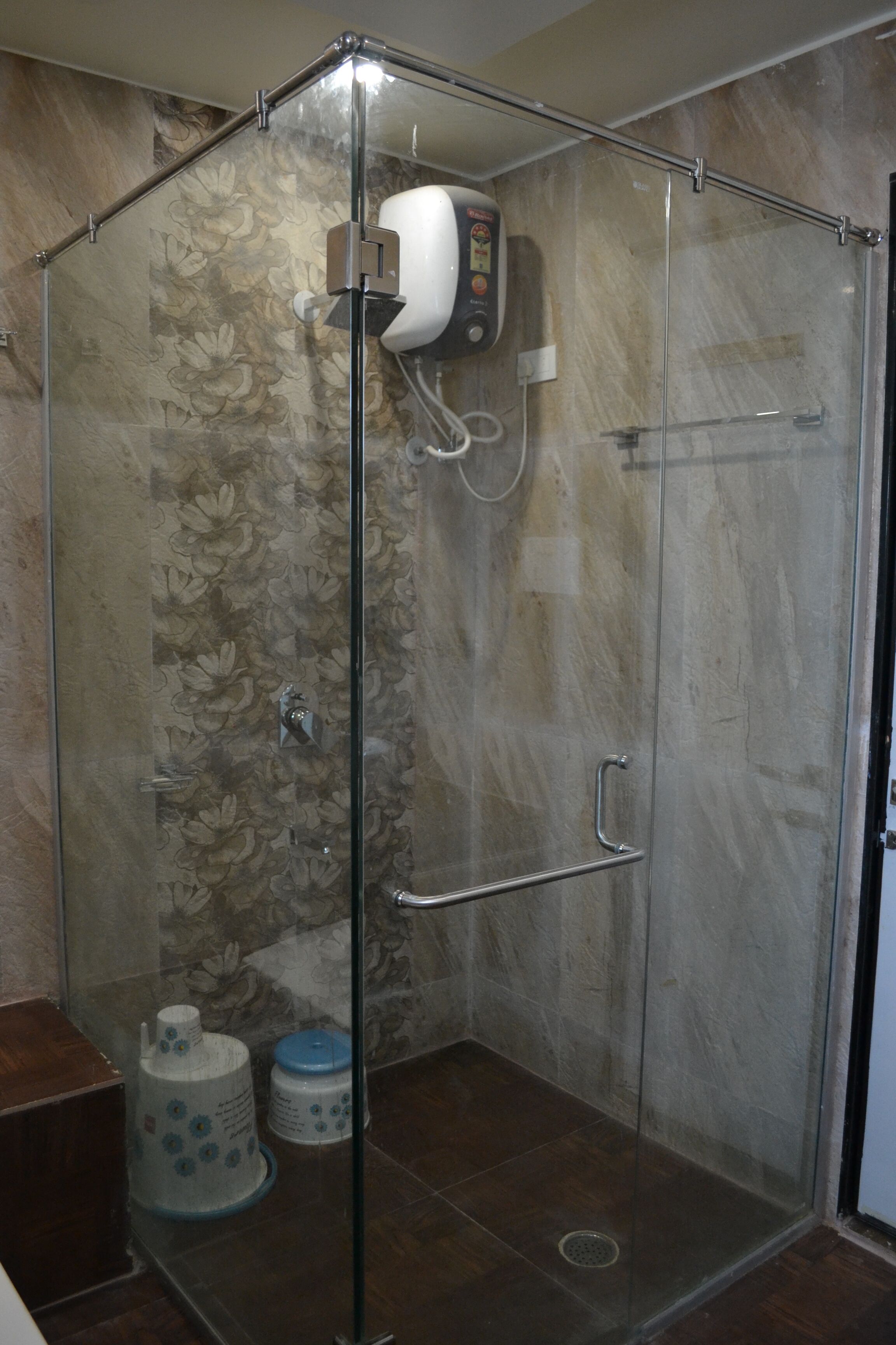 Honeymoon Room | Bathroom | Shower, towels