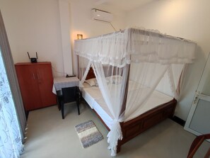 Premium bedding, desk, laptop workspace, WiFi - Flower shade villa (Weligama)