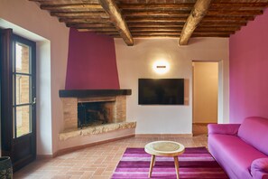 Luksusleilighet | Oppholdsområde | En 65-tommers Flatskjerm-TV med digitale kanaler samt Netflix