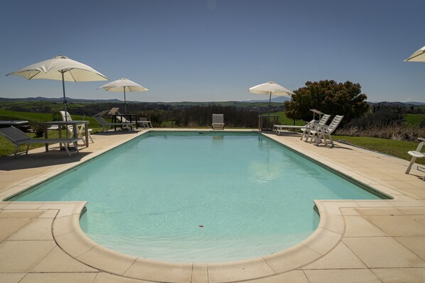 Piscine extérieure (ouverte en saison), parasols de plage