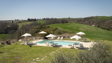 Piscina stagionale all'aperto, ombrelloni da piscina, lettini